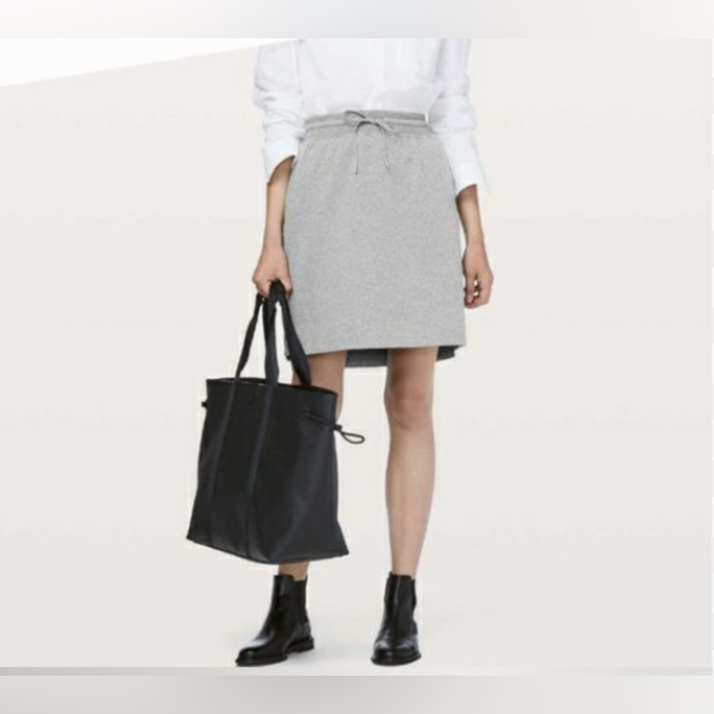 Lululemon Start Anew Skirt *21"
Heathered Medium Grey size 4